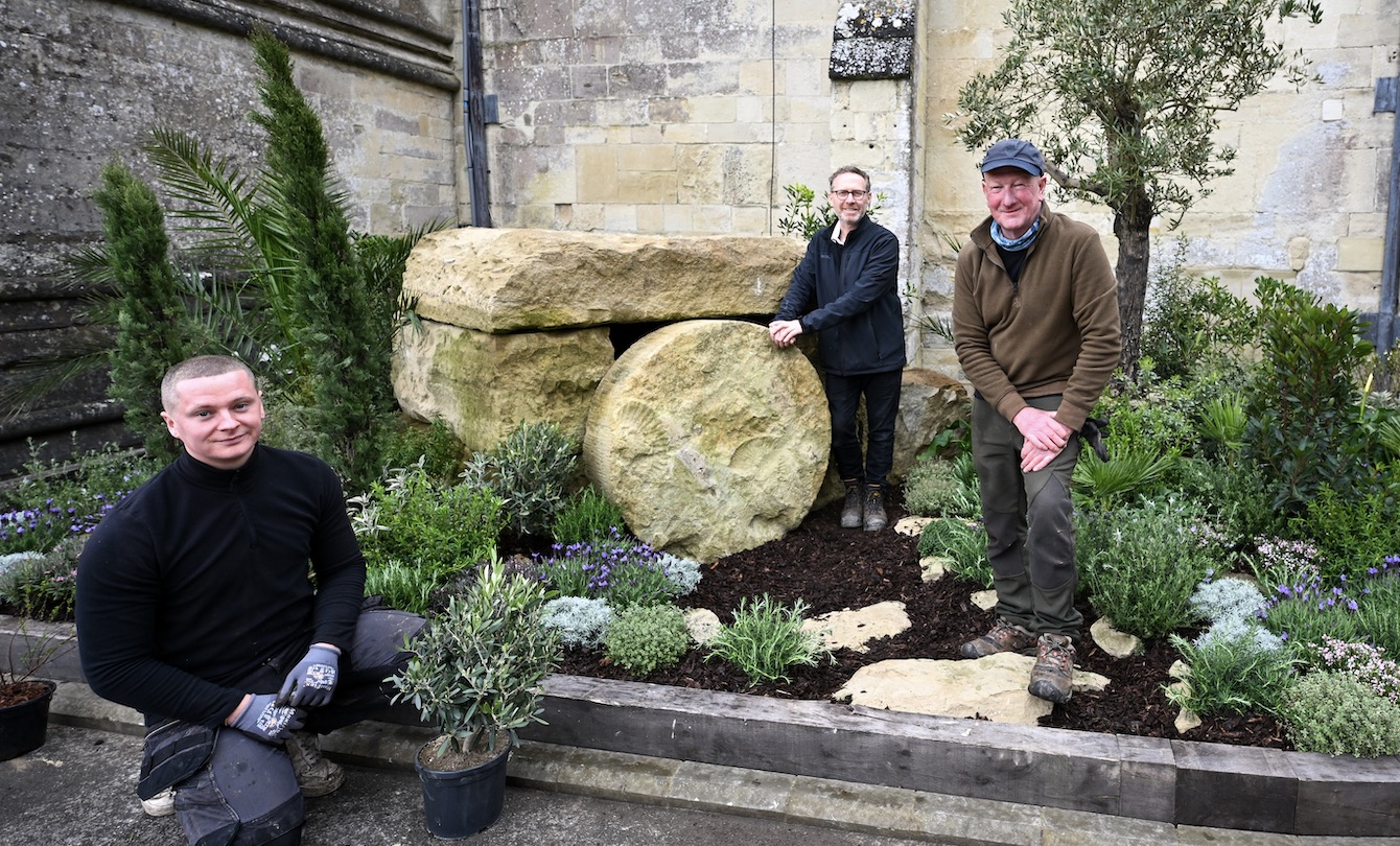園藝家安迪．麥金多（右）與助手（左）和教堂人員（中）在製作復活節花園。（圖／翻攝自IG@salisburycathedral，photo by Finnbarr Webster)